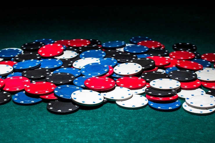 Studio Red Tiger dengan meja baccarat, dealer, dan pemain yang berinteraksi melalui antarmuka visatoto